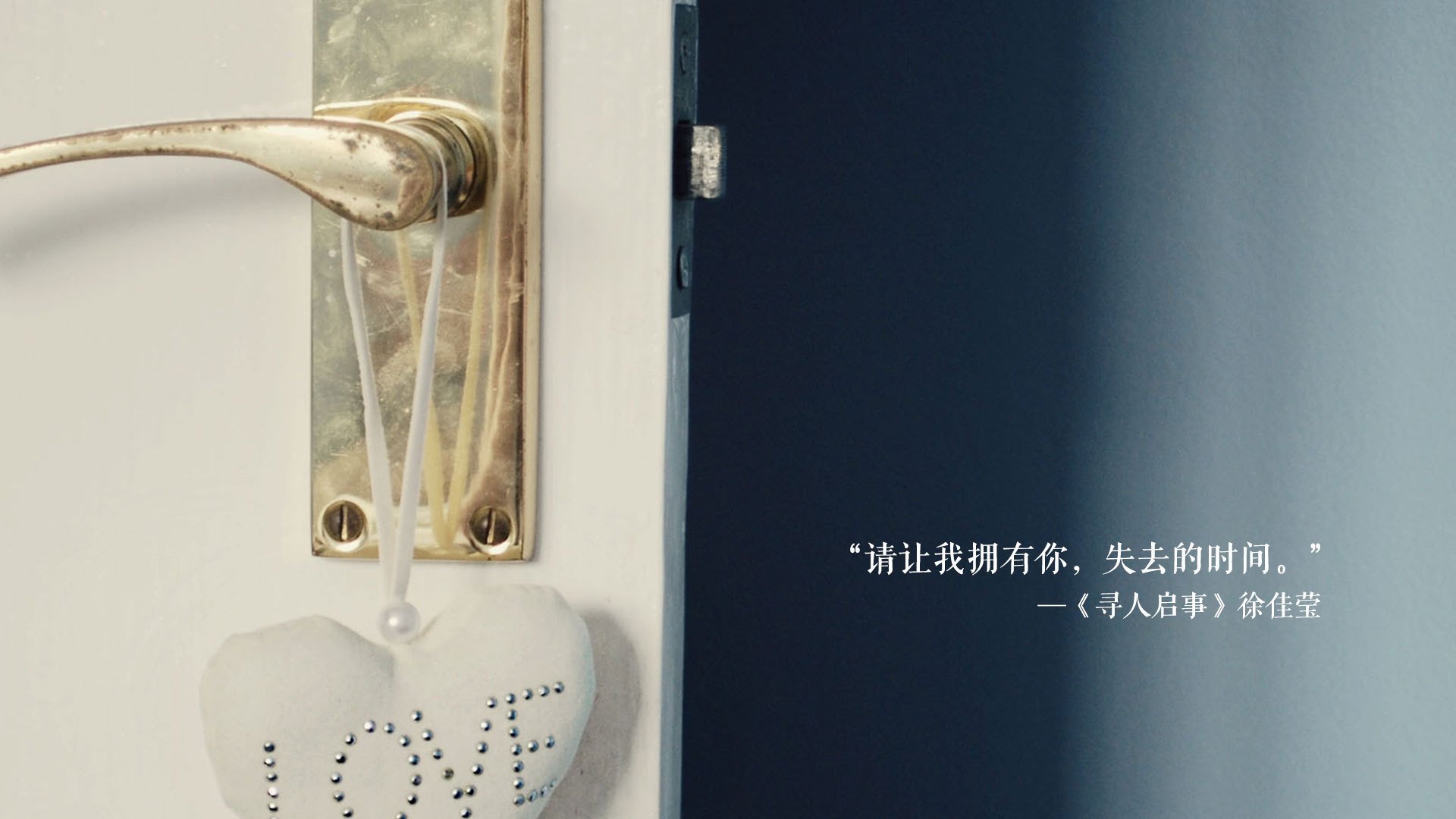 “足球文化节期间举办精彩足球表演赛，吸引众多观众”，足球舞台表演节目