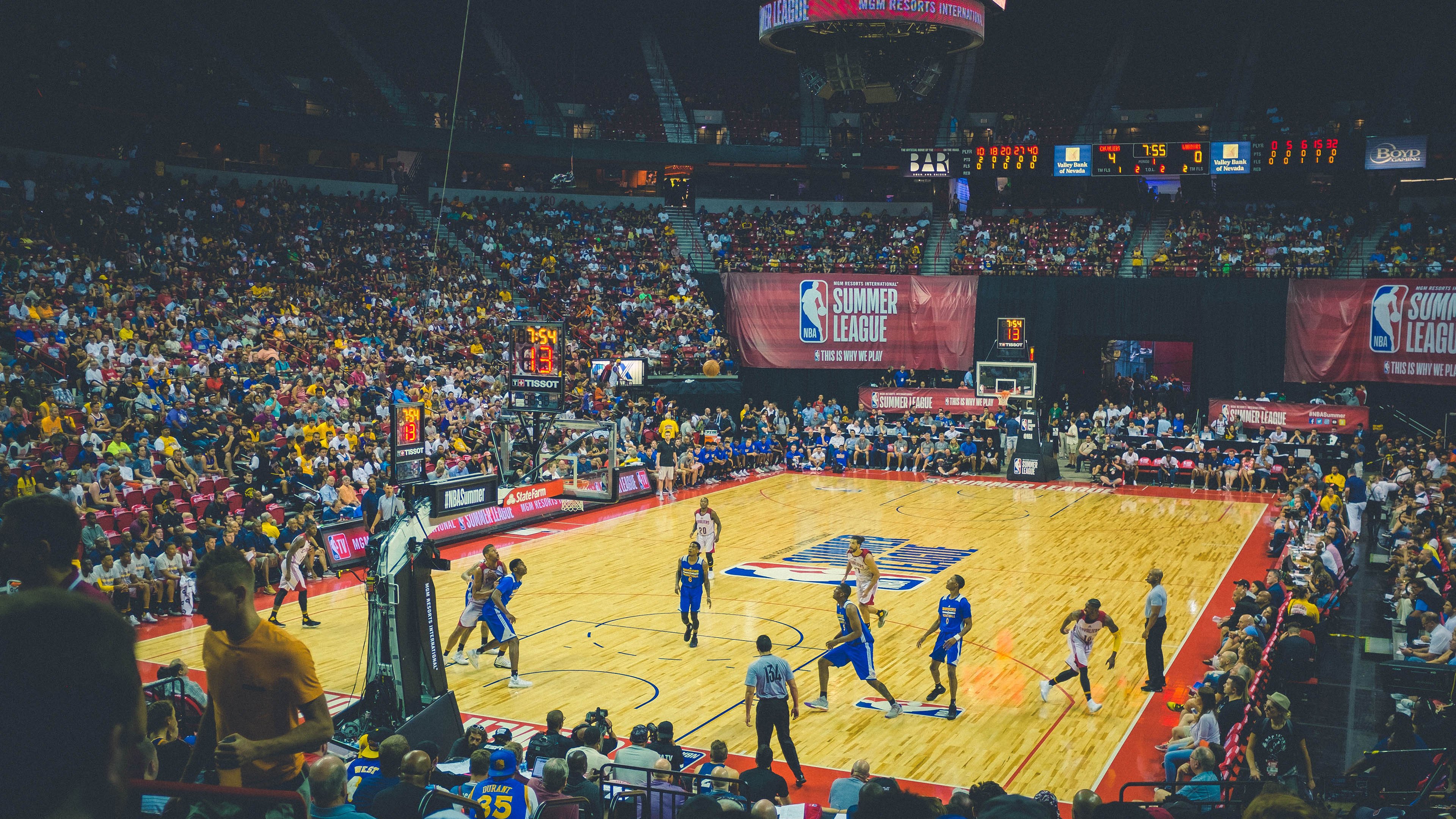 “球场趣事：运动员场外的爆笑趣味瞬间”，球场上运动员的描写